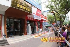 广元闹市区一珠宝店遭两劫匪持枪抢劫(图)